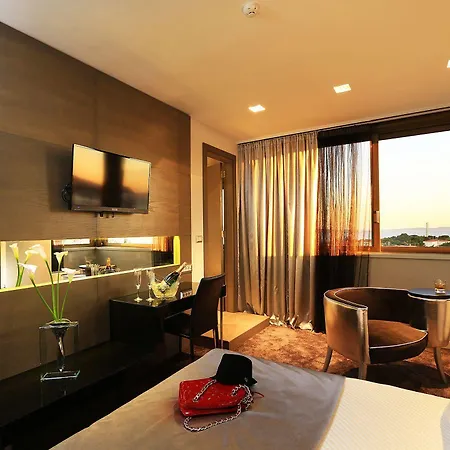 뷰 럭셔리 룸스 B&B 4*