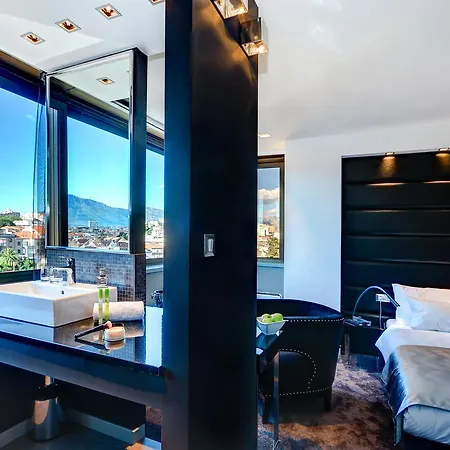 뷰 럭셔리 룸스 4* 스플리트