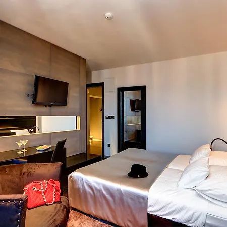 뷰 럭셔리 룸스 4*